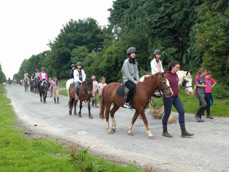 I partecipantio del viaggio studio Irlanda Dublino cavalcano dei cavalli durante un'attività