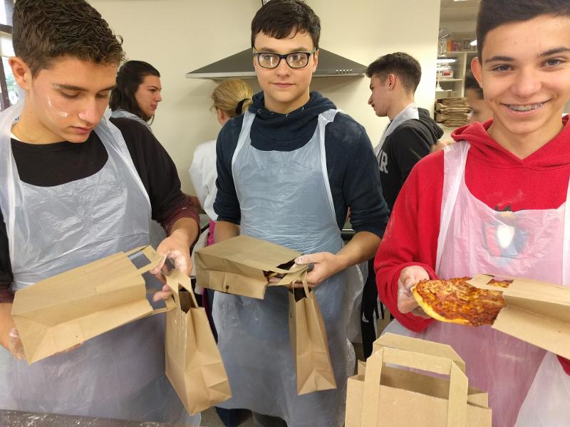 Al soggiorno studio inglese i ragazzi indossano un grembiule da cucina