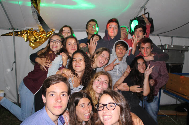 Ragazzi a una festa durante un viaggio organizzato per la loro fascia d'età