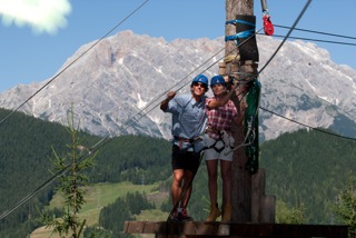 Due ragazzi del campo estivo inglese Toscana sono in cima alla piattaforma per la zip-line 