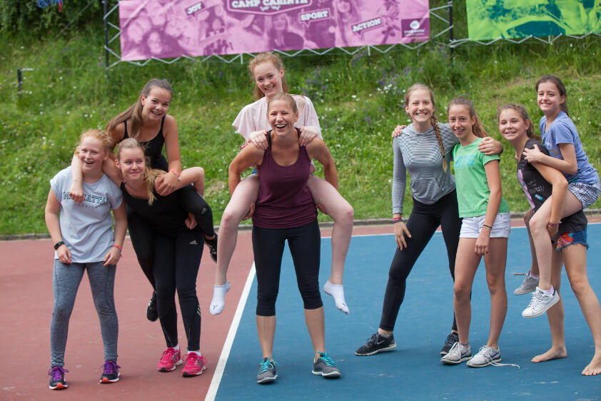 Nei campi estivi in Italia tante ragazze si divertono ballando