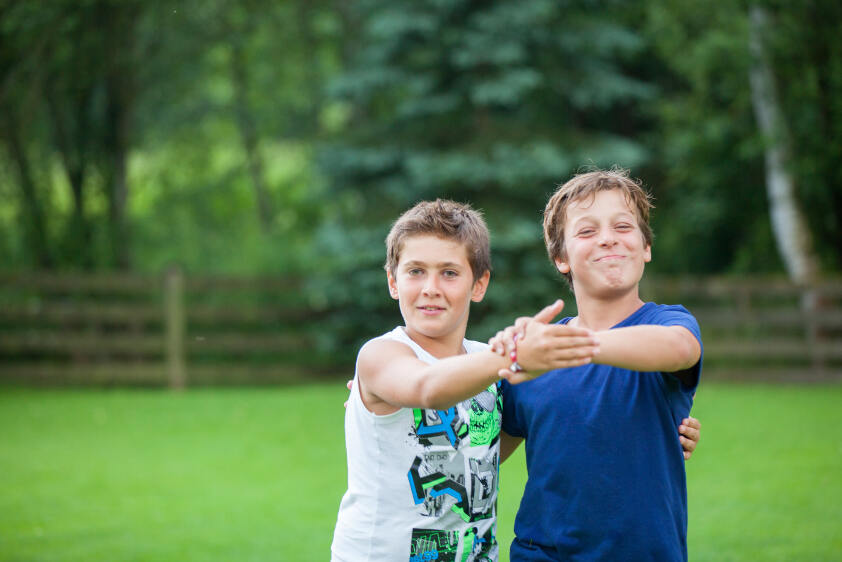 Due bambini del soggiorno linguistico Malta ballano in coppia tenendosi mano per la mano e con un braccio dietro alla schiena dell'altro come per il tango