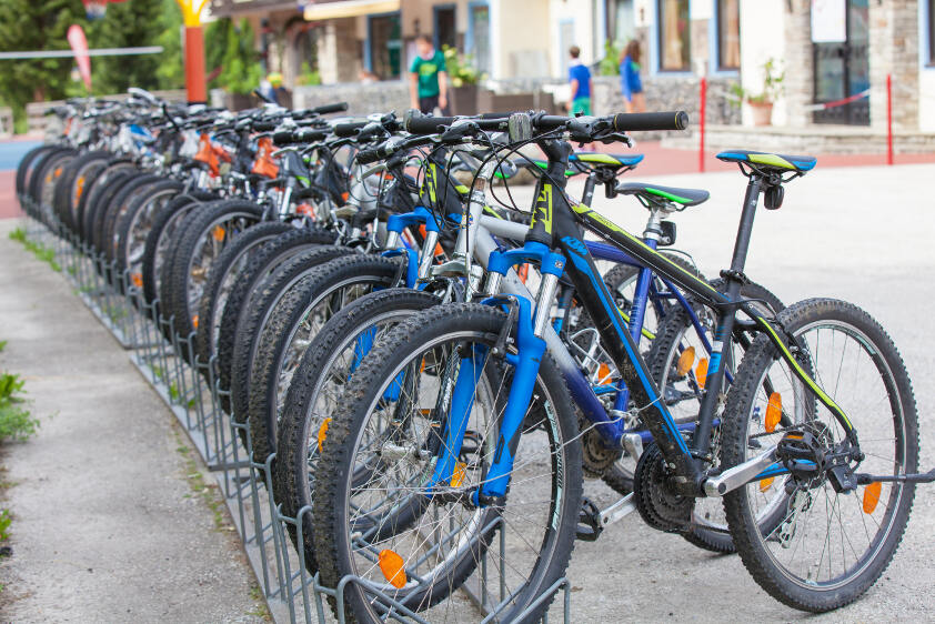 Nei viaggi per ragazzi organizzati si fanno escursioni in bicicletta in giro per la città