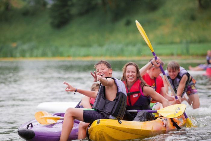 Durante il viaggio per ragazzi un gruppo si diverte in acqua sui kayak