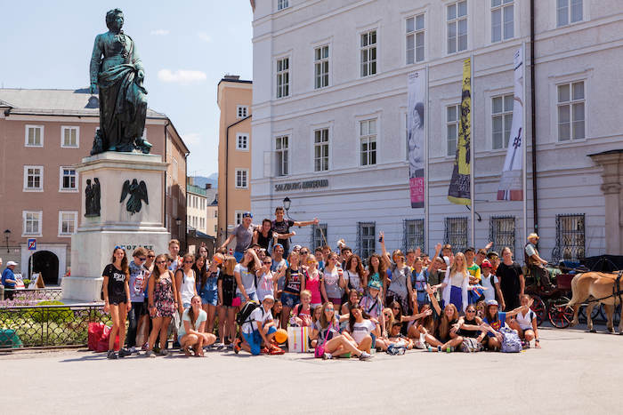 Tutto il gruppo del campo estivo Austria scatta una foto ricordo in città