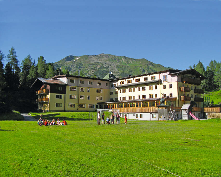 Ai viaggi organizzati Bolzano i bambini giocano sul prato