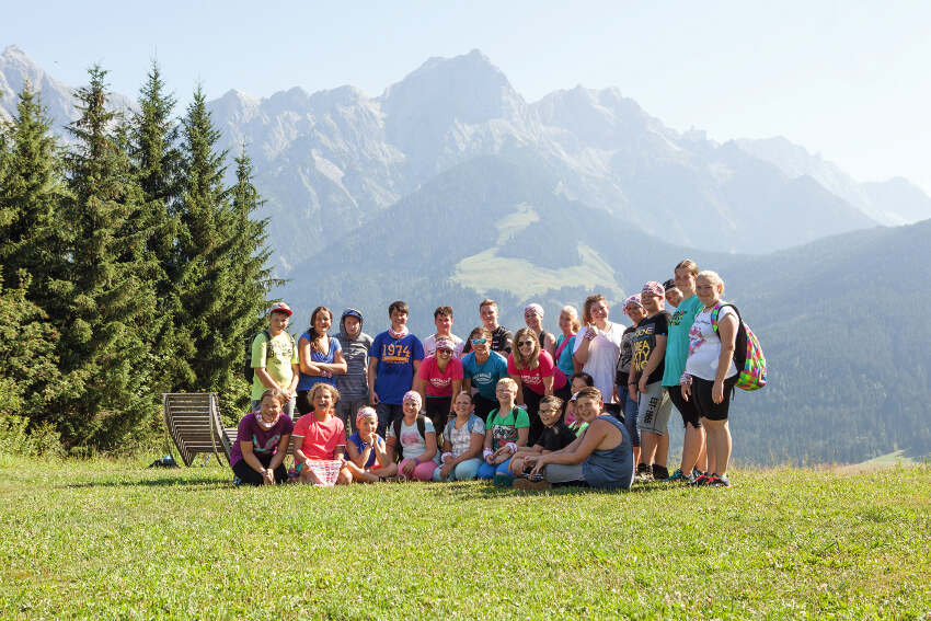 Un gruppo di bambini posano davanti alle bellissime montagne ai viaggi organizzati Bolzano