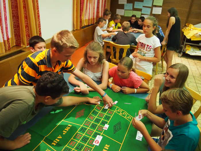 I bambini fanno un gioco da tavola insieme ai campi estivi Inghilterra