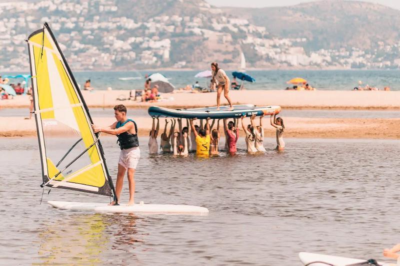 Lezione di surf durante il viaggio di gruppo per giovani