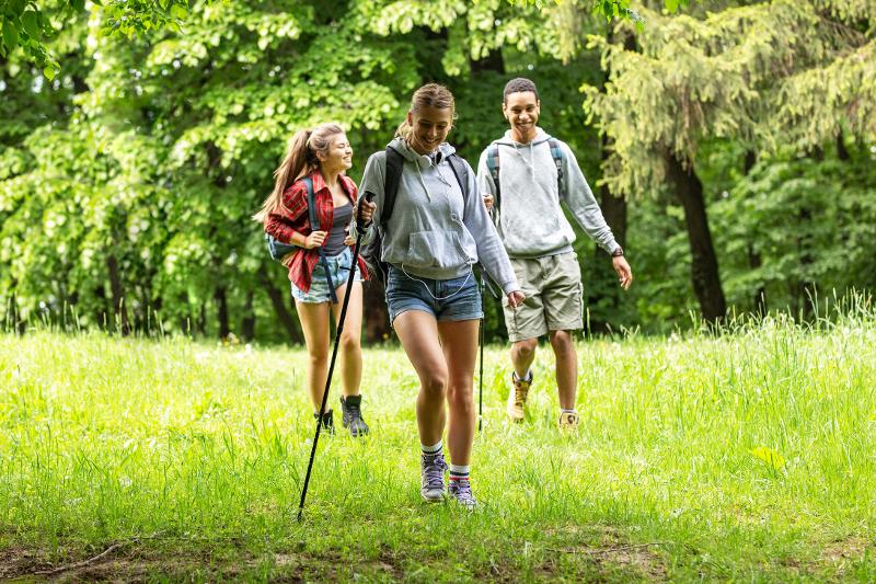 Un gruppo di tre ragazzi fanno una camminata ai viaggi organizzati Lombardia