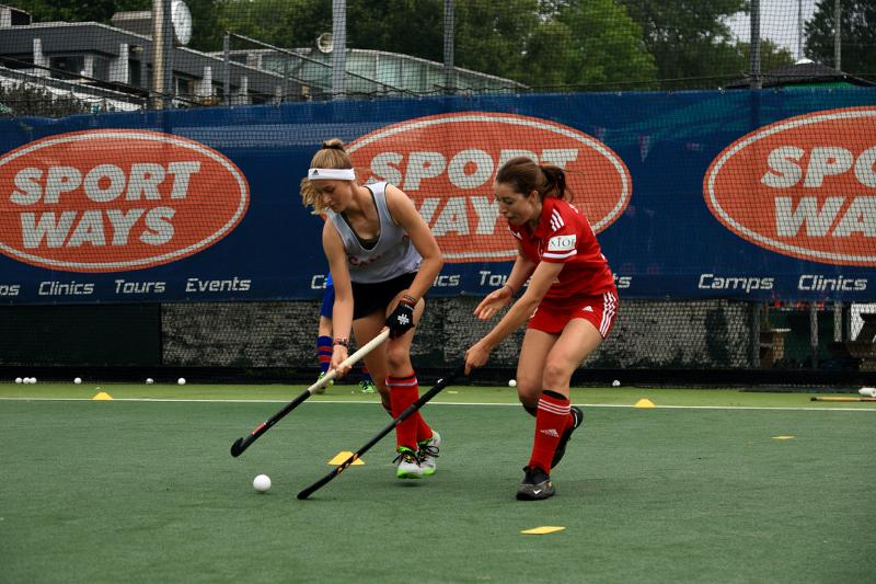 Al campo estivo hockey ad Amsterdam ci sono due ragazze che stanno facendo allenamento insieme