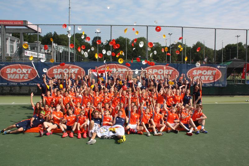  Al campo estivo hockey ad Amsterdam c'è un numeroso gruppo di ragazzi che lancia in aria dei cappelli per fare la foto