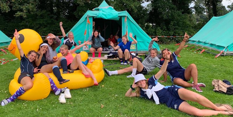 Al campo estivo hockey ad Amsterdam ci sono ragazze che stanno sdraiate sul prato tutte insieme 