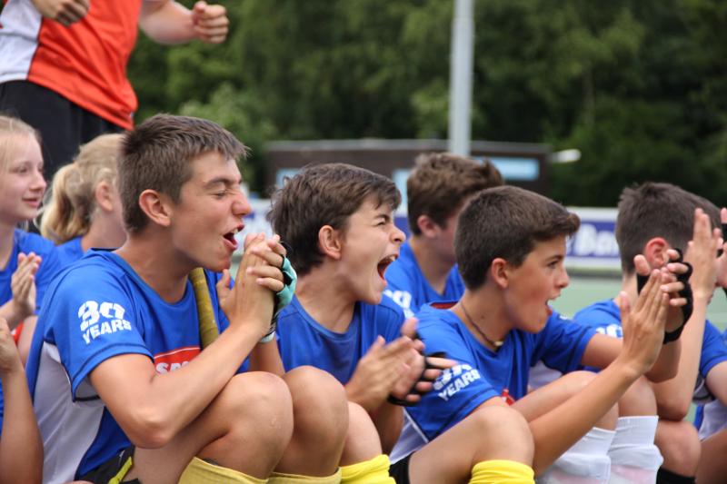  Al campo estivo hockey ad Amsterdam i bambini stanno applaudendo e esultando