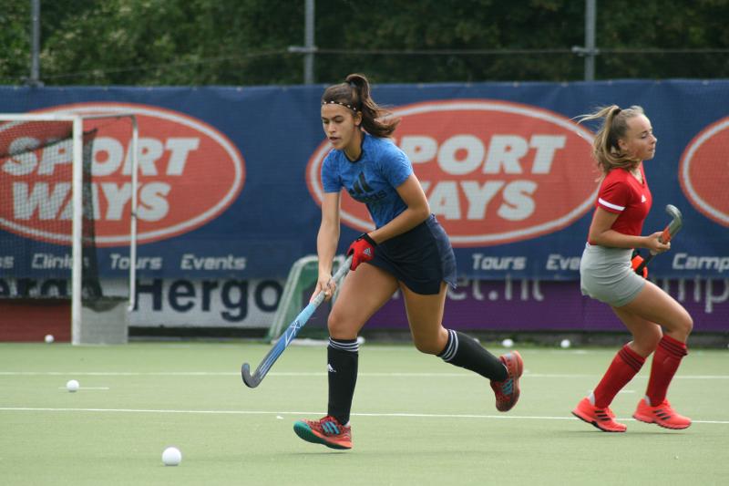  Al campo estivo hockey ad Amsterdam le ragazze stanno facendo allenamento in campo