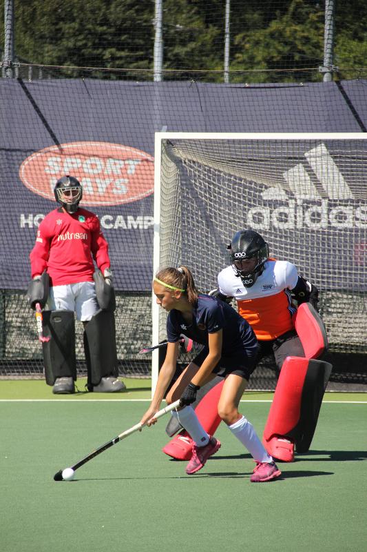 Al campo estivo hockey ad Amsterdam il portiere sta per parare una palla in arrivo 