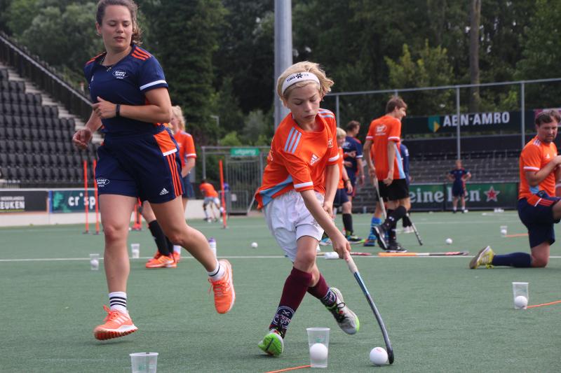 Al campo estivo hockey ad Amsterdam un bambino sta facendo un esercizio tecnico per imparare a controllare la palla