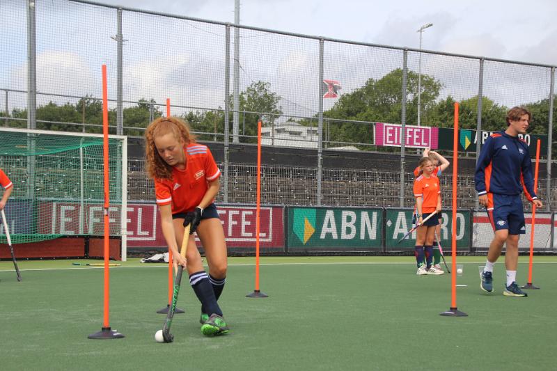  Al campo estivo hockey ad Amsterdam i ragazzi stanno facendo esercizi per migliorare 