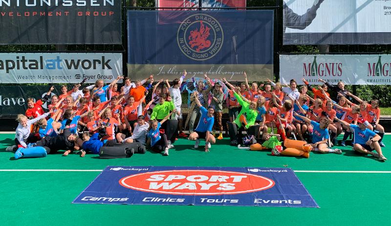 Al campo estivo hockey Anversa ci sono tutti i partecipanti che stanno facendo una foto  