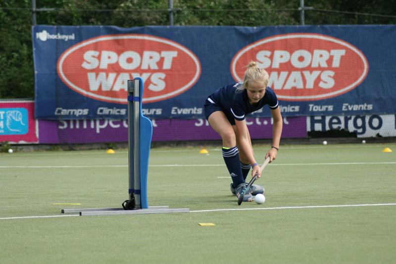 Al campo estivo hockey Anversa una ragazza sta facendo allenamento in campo 
