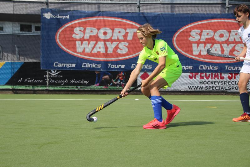 Al campo estivo hockey Anversa un bambino sta cercando di prendere una palla rincorrendola