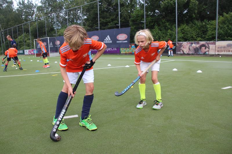 Al campo estivo hockey Anversa due bambini stanno facendo allenamento insieme 