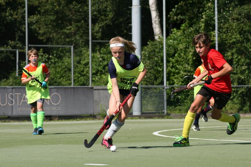 Al campo estivo hockey Anversa i ragazzi stanno facendo una partita in campo 