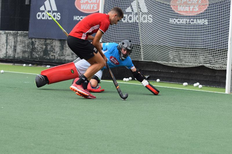 Un giocatore sta per segnare un gol al campo estivo hockey ad Amsterdam