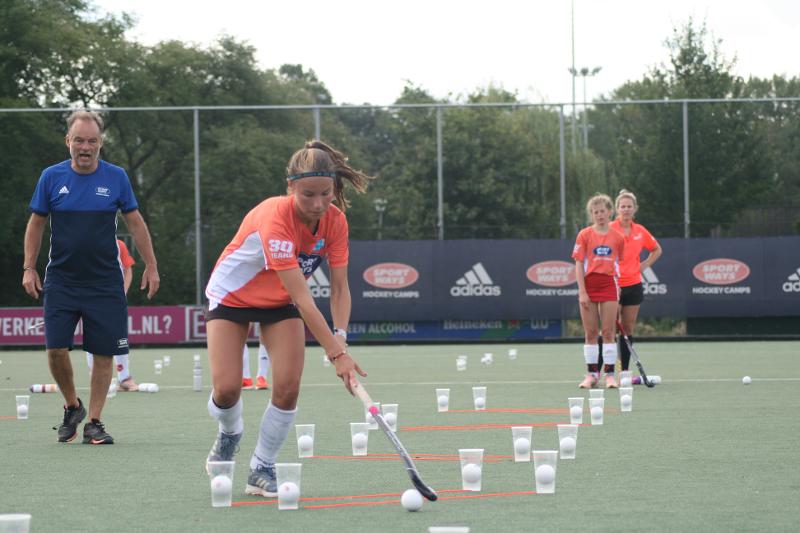 una ragazza si allena sullo slalom al campo estivo hockey ad Amsterdam