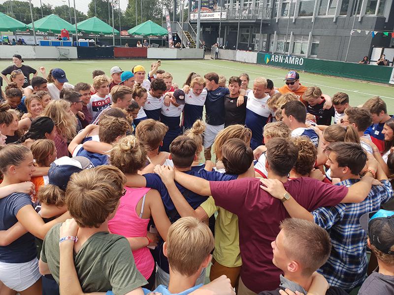 I partecipanti del campo estivo hockey Anversa si riuniscono in cerchio