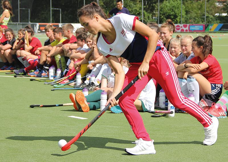 Una ragazza controlla la palla al campo estivo hockey Anversa