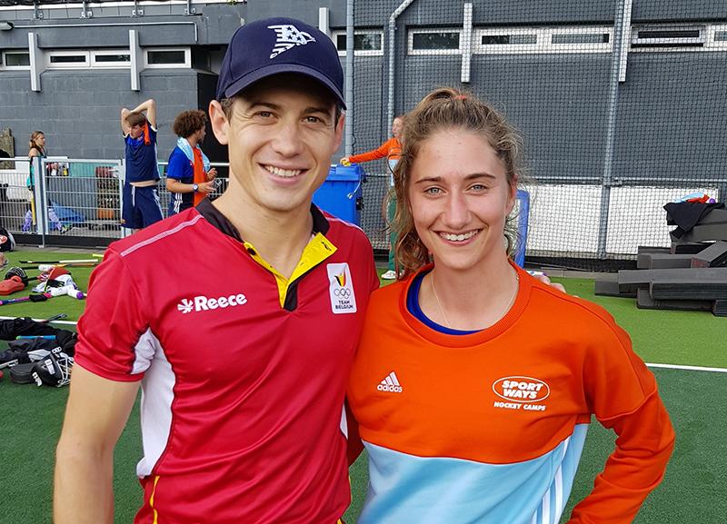 Una partecipante del campo estivo hockey abbraccia l'allenatore per una foto