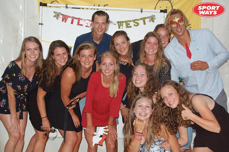 Le ragazze e i ragazzi del campo estivo hockey Anversa si fanno scattare una foto ad una festa