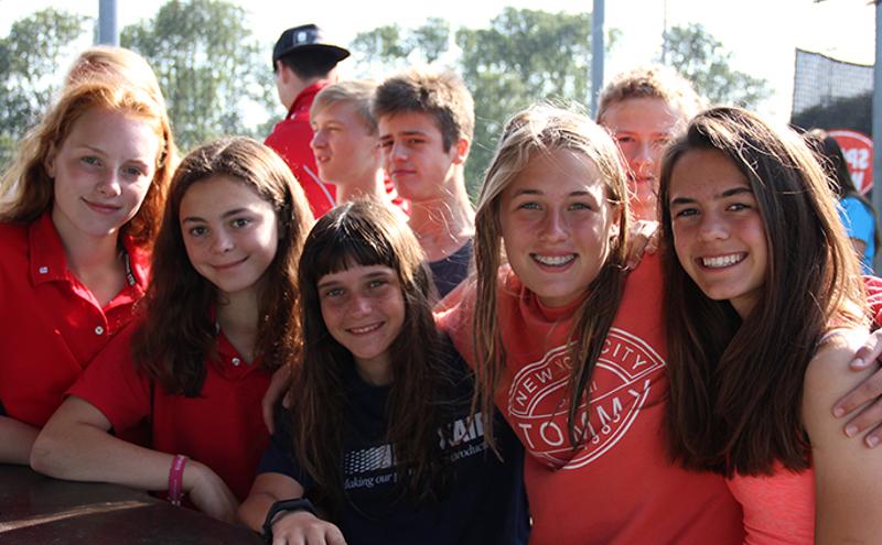 Le ragazze sorridono al campo estivo hockey Anversa