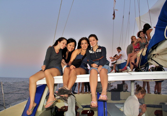 Alle vacanze per giovani Sardegna quattro ragazze si fanno fare una foto durante una gita in barca