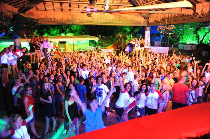 Gruppo di ragazzi si diverte a uno dei tanti festival dell'isola