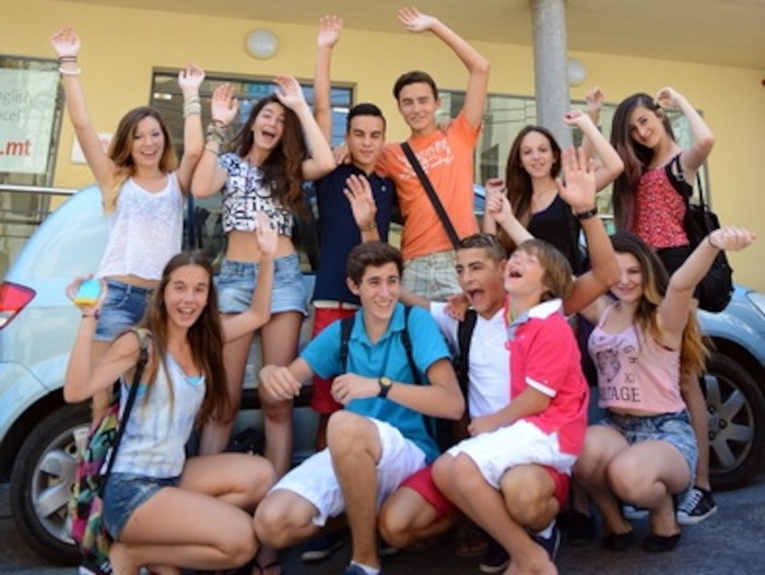 Un gruppo di ragazzi fa una foto di gruppo ai corsi di inglese Malta