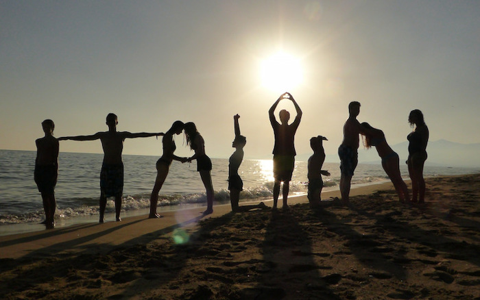Ragazzi che formano con le loro sagome la parola 