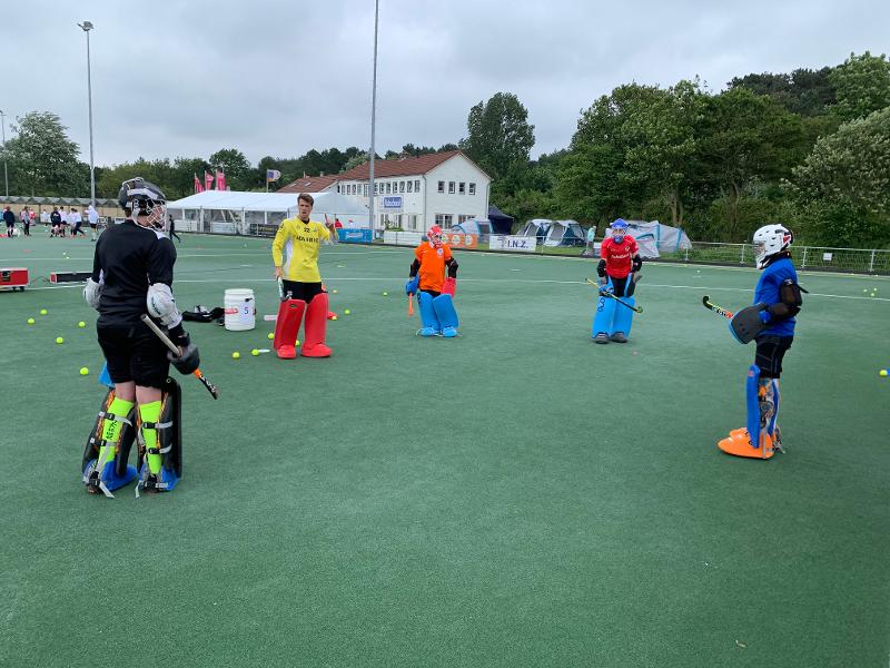 Cinque portieri del campo estivo hockey si confrontano in messo al campo