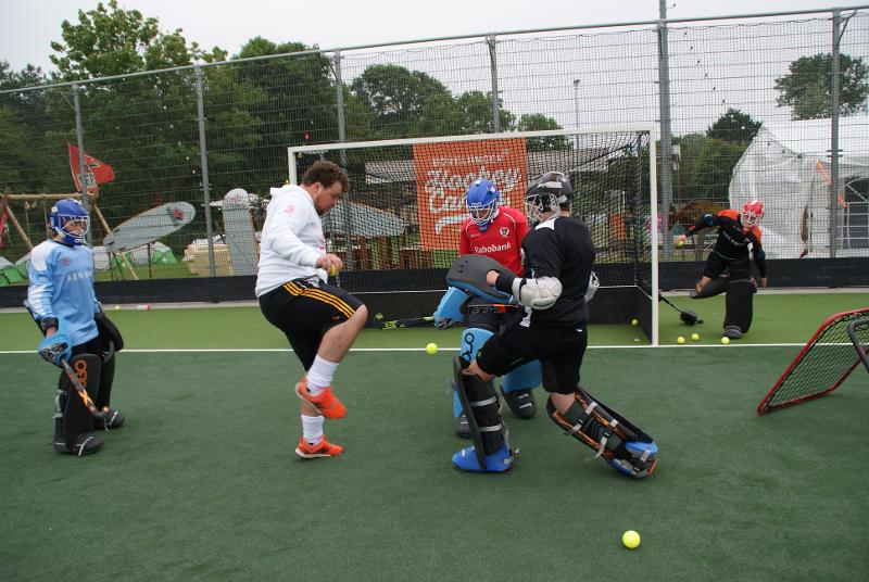 I portieri del campo estivo hockey si allenano con esercizi mirati