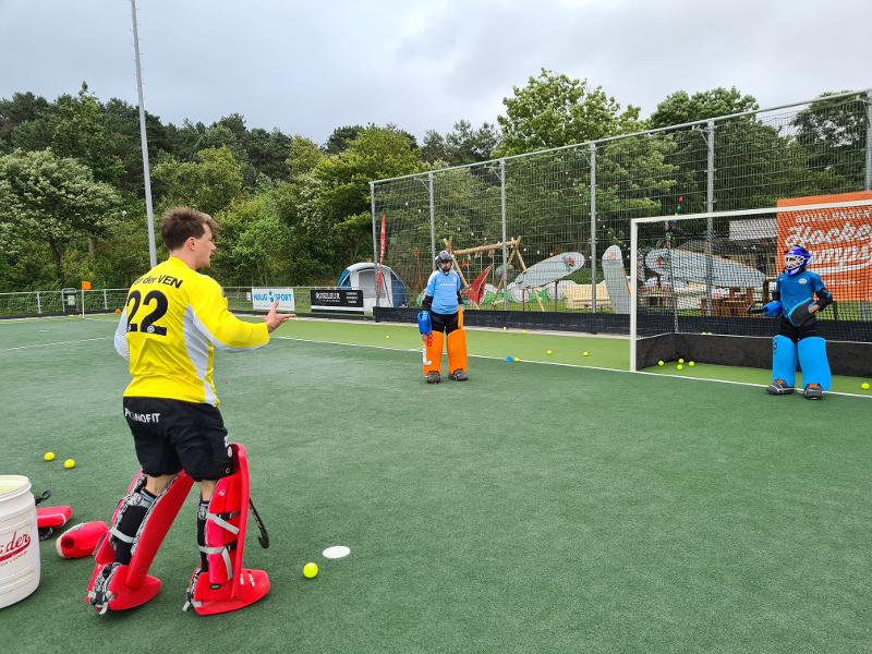 I portieri del campo estivo hockey vengono alleanti dai migliori coach