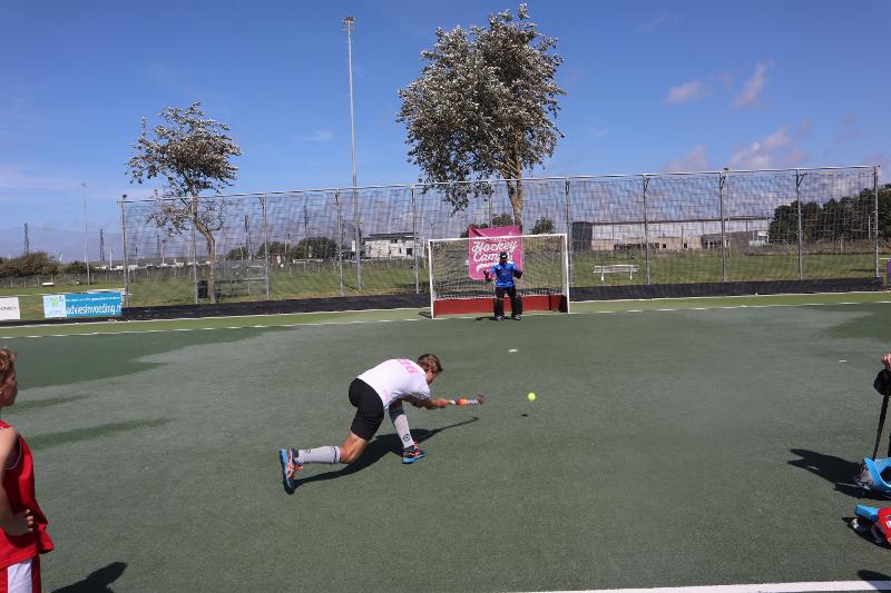 I ragazzi del campo estivo hockey si allenano intensamente sotto il sole