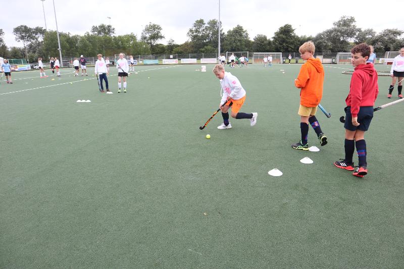 I giocatori si allenano in gruppi al campo estivo hockey
