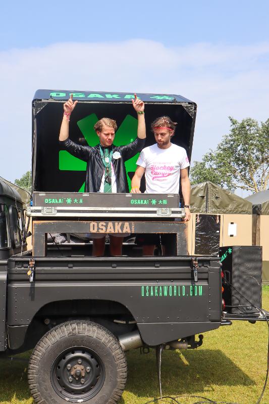 Dj e musica al campo estivo hockey