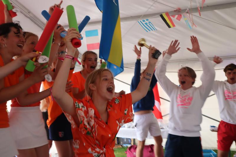 I partecipanti del campo estivo sport acquatici festeggiano a una festa organizzata