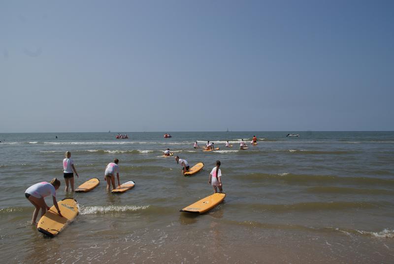 Tavole da surf, mare e tanti partecipanti al campo estivo sport acquatici