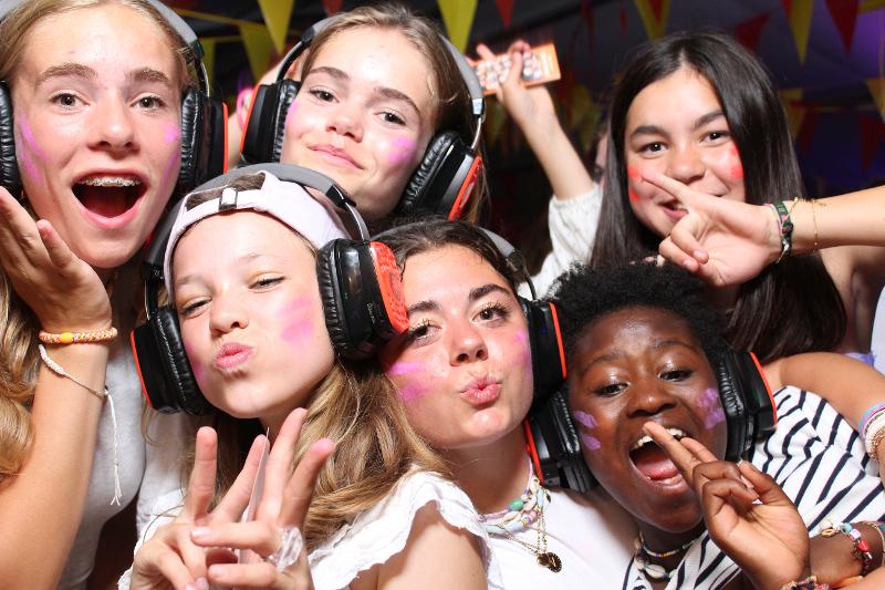 La squadra femminile del campo estivo hockey va ad una festa 