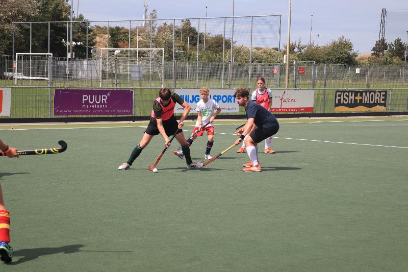I ragazzi giocano delle partite amichevoli al campo estivo hockey