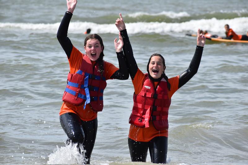Due ragazze ridono in mare al campo estivo sport acquatici