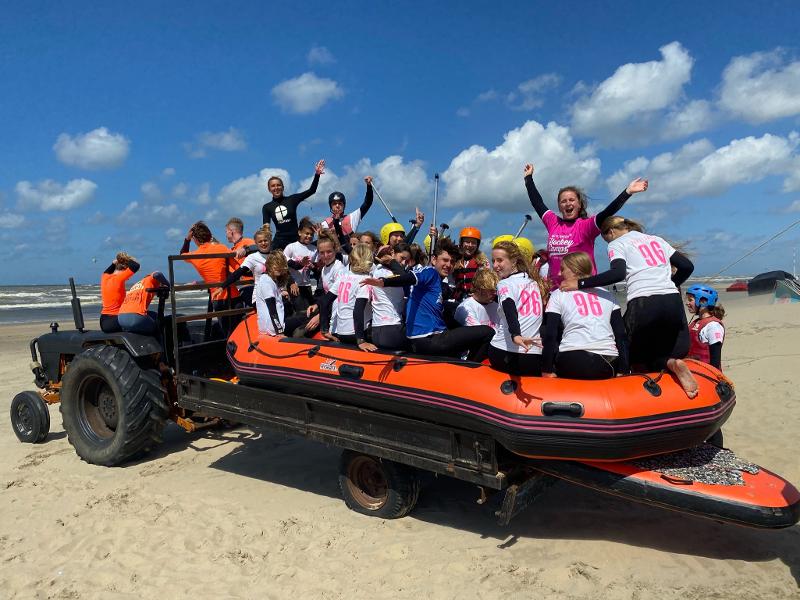 Il gruppo di partecipanti del campo estivo sport acquatici è a bordo di un gommone trainato da un trattore sulla spiaggia